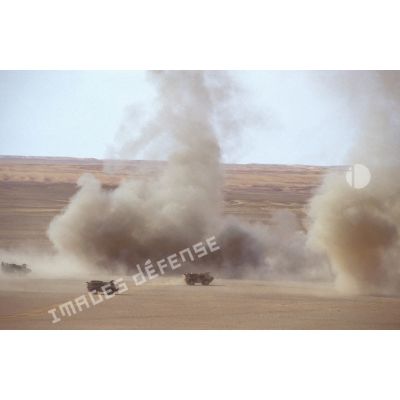 Dans le désert en ZDO (zone de déploiement opérationnel) Olive, des VAB du 6e REG (régiment étranger du génie) progressent dans le désert.