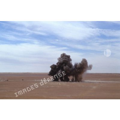 Dans le désert en ZDO (zone de déploiement opérationnel) Olive, explosions produites lors d'un exercice de déminage du 6e REG (régiment étranger du génie).