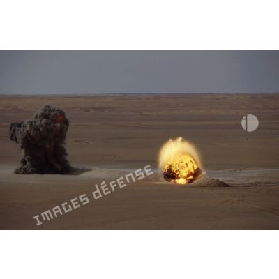 Dans le désert en ZDO (zone de déploiement opérationnel) Olive, double explosion produite lors d'un exercice de déminage du 6e REG (régiment étranger du génie).