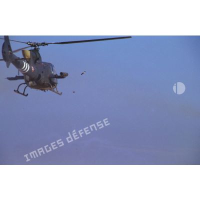Un hélicoptère de combat Gazelle SA-342 tire un missile Hot en vol au-dessus du désert en ZDO (zone de déploiement opérationnel) Olive.