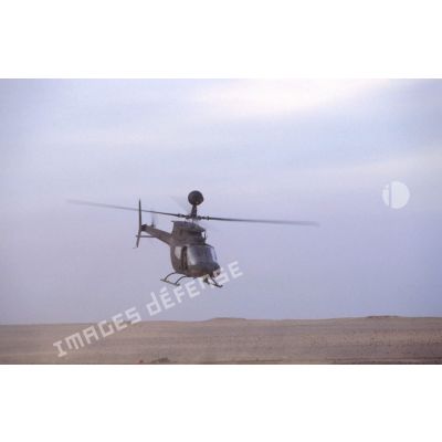 Hélicoptère américain de reconnaissance et d'observation Bell OH-58 D Kiowa en vol dans le désert en ZDO (zone de déploiement opérationnel) Olive.