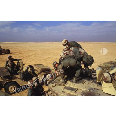 En ZDO (zone de déploiement opérationnel) Olive, des marsouins du RICM (régiment d'infanterie - chars de marine) s'entraînent à l'évacuation d'un membre d'équipage de blindé de reconnaissance AMX-10 RC blessé.