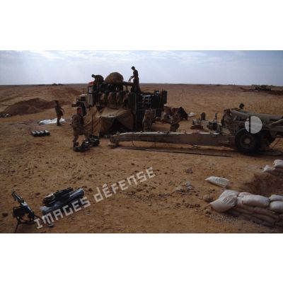 En ZDO (zone de déploiement opérationnel) Olive, démontage du bivouac d'une batterie du 8e régiment d'artillerie américain par les servants.