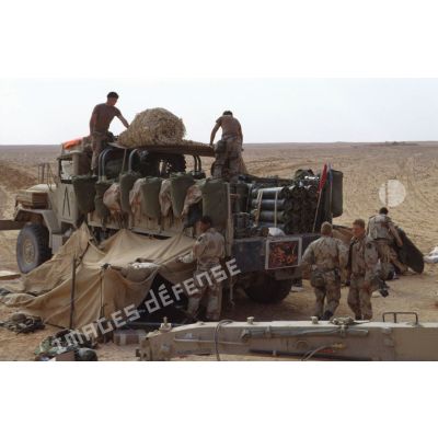 En ZDO (zone de déploiement opérationnel) Olive, démontage du bivouac d'une batterie du 8e régiment d'artillerie américain par les servants.