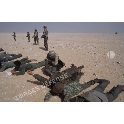 Aux abords d'Al Salman, des soldats irakiens se sont rendus à des soldats du 3e RIMa (régiment d'infanterie de marine).