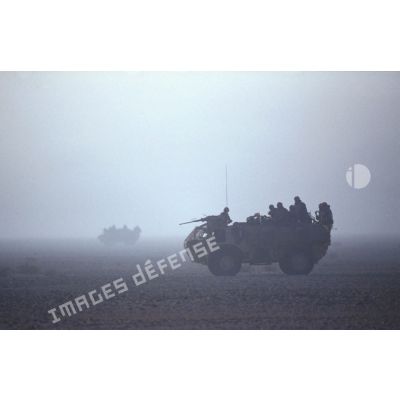 Deux VAB du 3e RIMa (régiment d'infanterie de marine) postés dans le désert dans la brume.