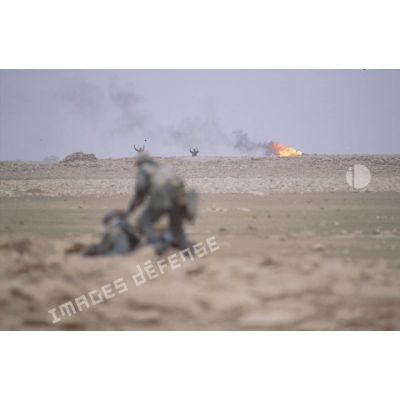 Lors de la progression des marsouins du 3e RIMa (régiment d'infanterie de marine) vers Al Salman, des soldats irakiens se rendent mains en l'air.