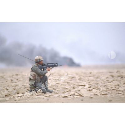 Lors de la progression des marsouins du 3e RIMa (régiment d'infanterie de marine) vers Al Salman, un soldat est posté en position de tireur à genou.