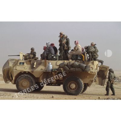 Des autorités civiles d'Al Salman se rendent aux soldats du 3e RIMa (régiment d'infanterie de marine).