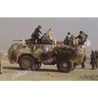 Des autorités civiles d'Al Salman se rendent aux soldats du 3e RIMa (régiment d'infanterie de marine).