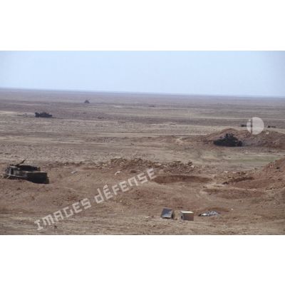 Position fortifiée irakienne, chars de combat T-55 et transports de troupes chenillé MT-LB irakiens détruits dans la zone de Rochambeau.