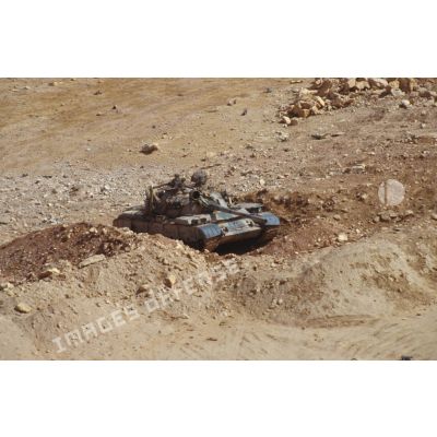 Position irakienne et char de combat T-55 irakien détruit dans la zone de Rochambeau.