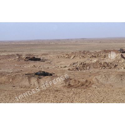 Position fortifiée irakienne, chars de combat T-55 irakiens détruits dans la zone de Rochambeau. Pour l'un des T-55, seul le châssis subsiste dans la zone de Rochambeau.