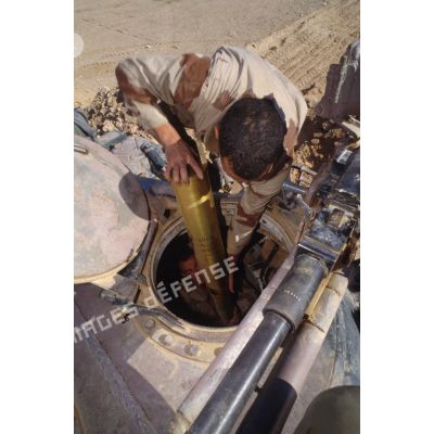 Un légionnaire du 6e REG (régiment étranger du génie) extrait un obus de la tourelle d'un char de combat T-55 irakien.