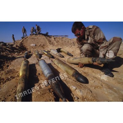 Des légionnaires du 6e REG (régiment étranger du génie) vident un char de combat T-55 irakien de ses munitions.