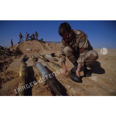 Des légionnaires du 6e REG (régiment étranger du génie) vident un char de combat T-55 irakien de ses munitions.