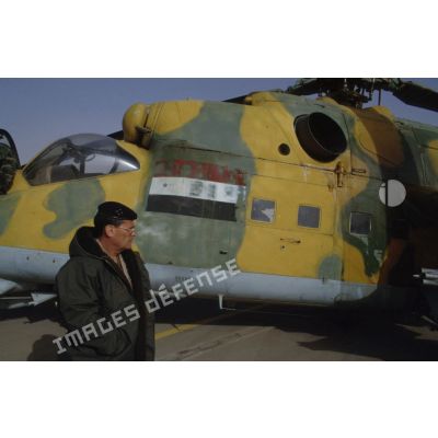 Le général de corps d'armée Roquejeoffre pose devant un hélicoptère de transport Mil Mi-24 Hind irakien sur l'aéroport de Rafha.