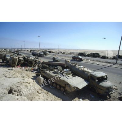 Blindés et camions irakiens détruits ou abandonnés à la sortie de Koweit City.