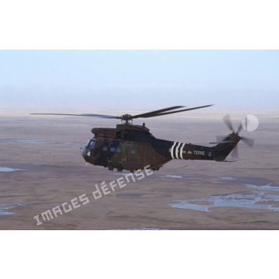 Vue aérienne d'un hélicoptère de transport Puma SA-330 de l'ALAT (aviation légère de l'armée de terre) survolant la région d'Al Salman.