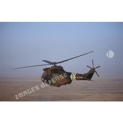 Vue aérienne d'un hélicoptère de transport Puma SA-330 de l'ALAT (aviation légère de l'armée de terre) survolant la région d'Al Salman.