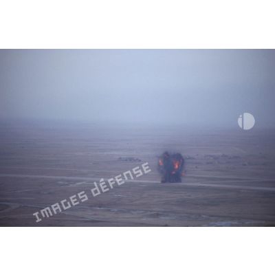 Vue aérienne d'explosion provoquée par le 6e REG (régiment étranger du génie) sur la piste de la base aérienne d'Al Salman.