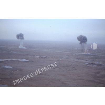 Vue aérienne d'explosions provoquées par le 6e REG (régiment étranger du génie) sur la piste de la base aérienne d'Al Salman.