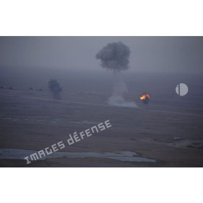 Vue aérienne d'explosions provoquées par le 6e REG (régiment étranger du génie) sur la piste de la base aérienne d'Al Salman.