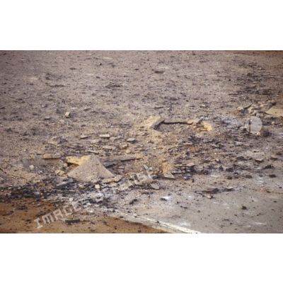 Détail des impacts d'explosions sur la piste détruite de la base aérienne d'Al Salman.