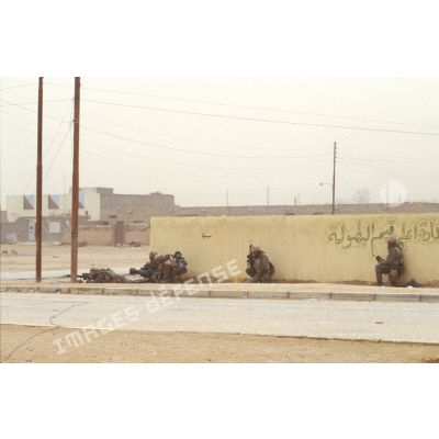 Prise de la ville d'Al Salman par les marsouins du 3e RIMa (régiment d'infanterie de marine), qui progressent prudemment le long des rues.