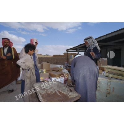 A Al Salman, des civils irakiens reçoivent des vivres.