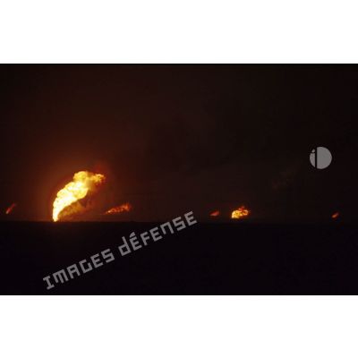 Puits de pétrole en feu aux environs de Koweit city.