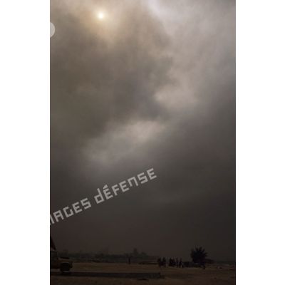 L'épaisse fumée noire de puits de pétrole en feu aux environs de Koweit city obscurcit le ciel au-dessus de la plage pendant les opérations de déminage.