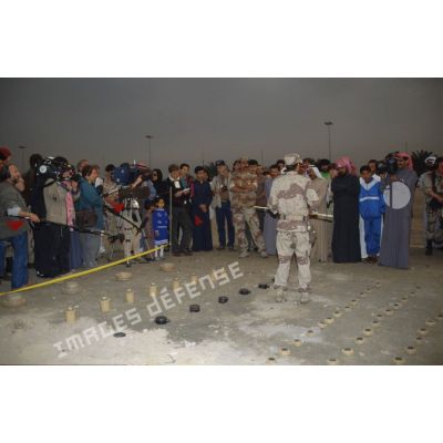 Présentation à la presse et à la population civile des munitions irakiennes trouvées sur la plage de Koweit City lors des opérations de déminage.