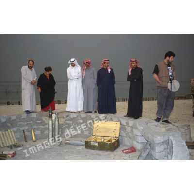 Exposition de munitions irakiennes destinée à la population civile pour une présentation du travail accompli lors des opérations de déminage des plages.