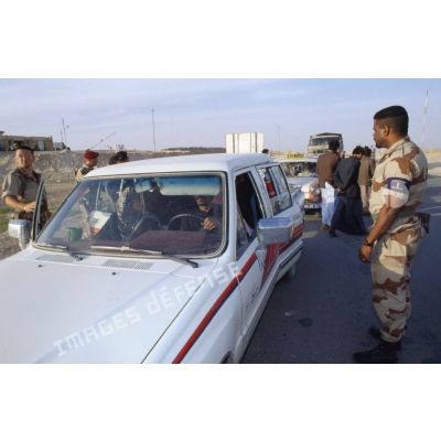 Des prévôts français et des soldats américains refoulent des réfugiés irakiens qui ne résident pas à Al Salman à l'entrée de la ville.