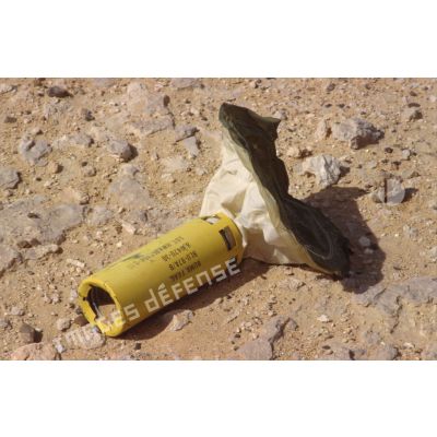 Présentation d'un éventail de sous-munitions antipersonnel et antivéhicule américaines récupérées sur le terrain et non explosées.