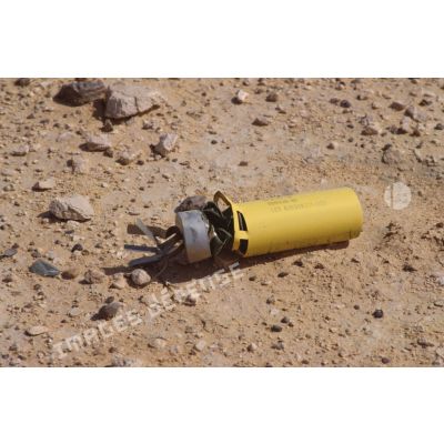 Présentation d'un éventail de sous-munitions antipersonnel et antivéhicule américaines récupérées sur le terrain et non explosées.