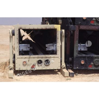Containers de missiles anti-SCUD MIM-104 Patriot utilisés et posés sur le sable.