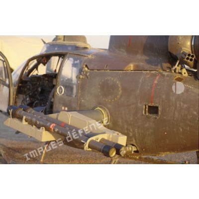 Au soir un hélicoptère de combat Gazelle Atam armé de missiles Mistral au sol dans le désert.