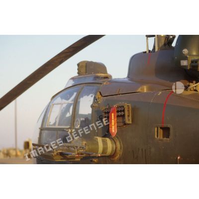 Au soir un hélicoptère de combat Gazelle Hot SA-342 désarmé au sol dans le désert.