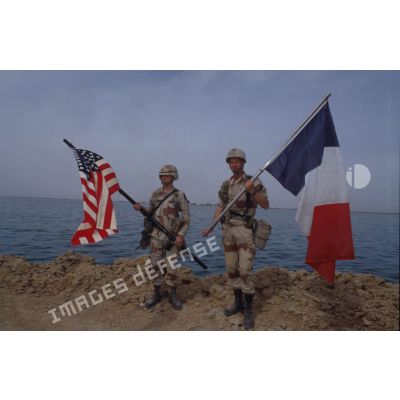 Une cérémonie symbolique regroupe soldats américains et français sur les bords de l'Euphrate.