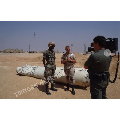 Interview d'un chef de batterie de Patriot américain par le colonel Boileau, chef de cabinet à l'inspection générale de l'armée de terre et chef du SIRPA à Ryad, filmée par un brigadier caméraman de l'ECPA (Etablissement cinématographique et photographique des Armées).
