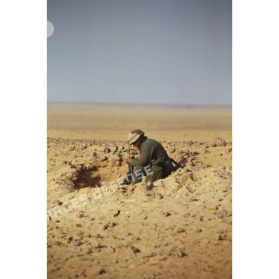 Portrait d'un soldat posté en attente dans le désert  sur la ligne Razor.