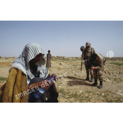 Une équipe de tournage de l'ECPA (Etablissement cinématographique et photographique des Armées) filme Un bédouin irakien.
