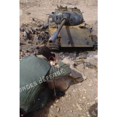 Un photographe de l'ECPA (Etablissement cinématographique et photographique des Armées) a pour sujet un char de combat T-55 irakien détruit.