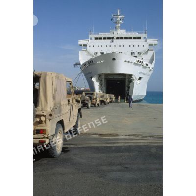 Chargement par l'étrave à bord du ferry affrété Danielle Casanova, de véhicules P4 du 2e REI (régiment étranger d'infanterie) et du 21e RIMa (régiment d'infanterie de marine) à quai au port de Yanbu.
