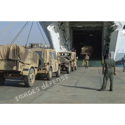 Chargement par l'étrave à bord du ferry affrété Danielle Casanova, de véhicules P4 du 2e REI (régiment étranger d'infanterie) et du 21e RIMa (régiment d'infanterie de marine) à quai au port de Yanbu.