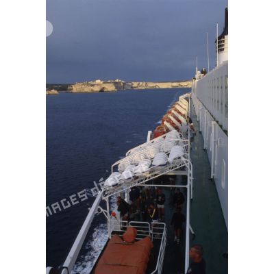 La vie à bord du ferry affrété Danielle Casanova durant la traversée vers Toulon.