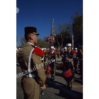 Prestation de la fanfare du 2e REI (régiment étranger d'infanterie) pour le défilé de l'unité au retour de la division Daguet à Nîmes.