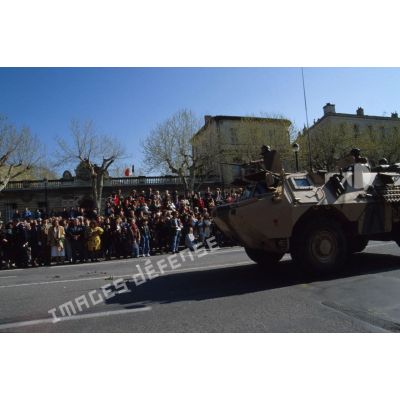 Un VAB du 2e REI (régiment étranger d'infanterie) défile dans les rues au retour de la division Daguet à Nîmes.